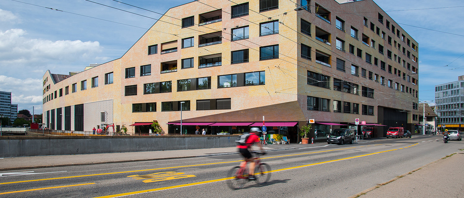 Fahrradfahrer vor der Kalkbreite in Zürich.