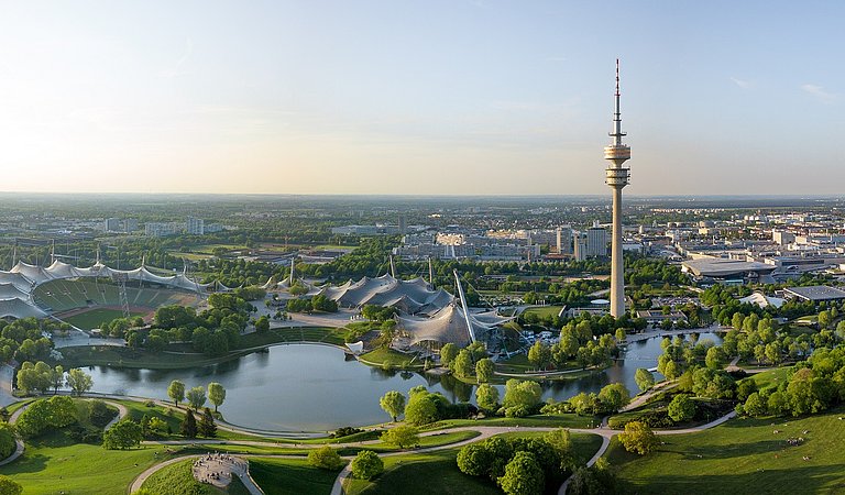 Blick auf München mit Olympiapark im Vordergrund