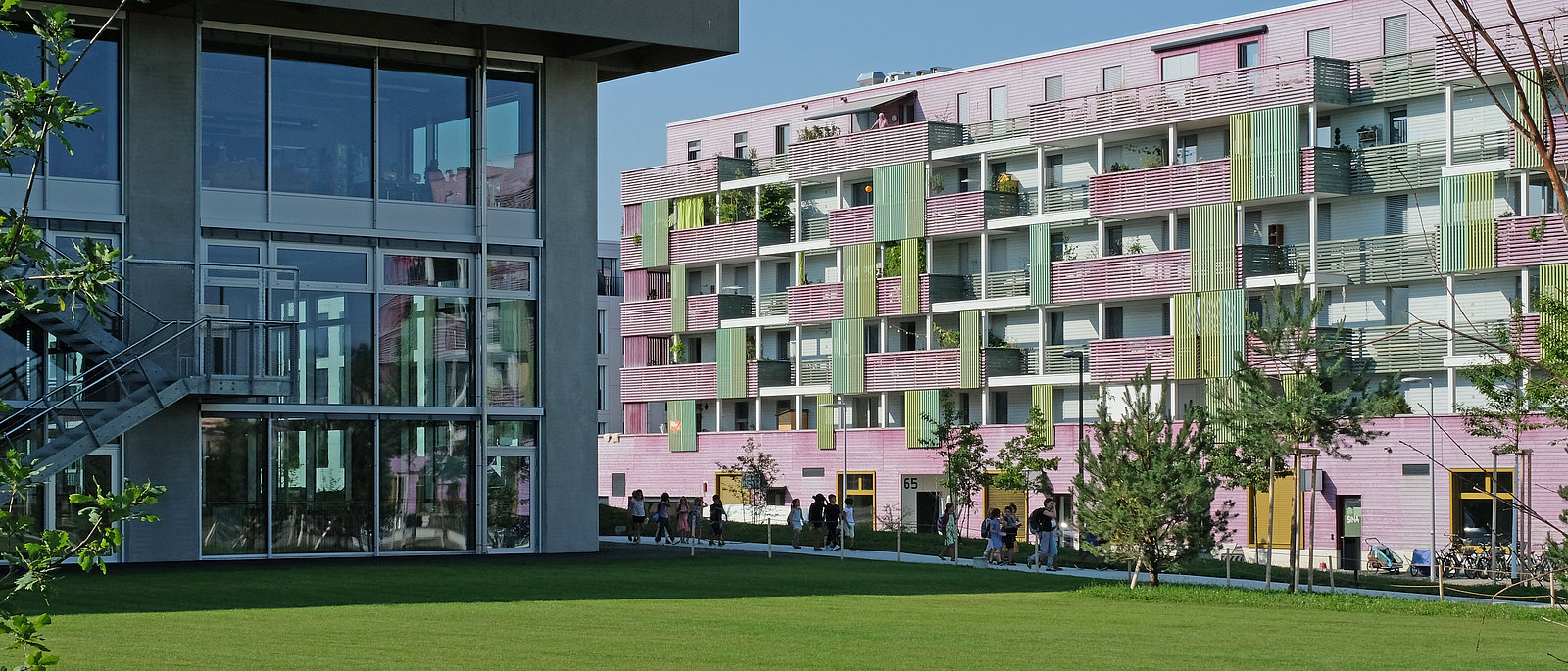 Grünfläche und Gebäude der Giesserei in Winterthur